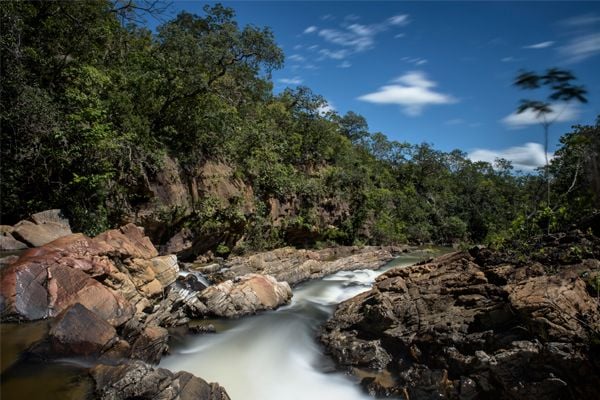 <p><span style="color:rgb(106,78,37);"><i><span style="text-align:center;">Rio Traíras no território do Legado Verdes do Cerrado - Foto: Luciano Candisani</span></i></span></p>